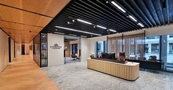 办公楼设计装修：现代风格的画廊拥有令人印象深刻的艺术品展示