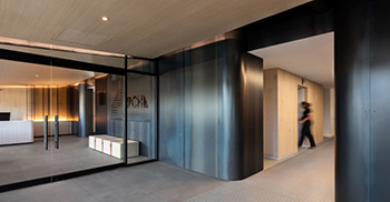 办公室装修设计：悬挂式吸音天花板还让人感到平静和专注