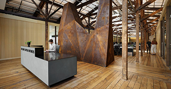 办公室装修设计：粗糙的现有木材与高度定制的新表面和结构之间有着明确的界限