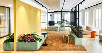 办公室装修设计：配色方案以自然色调为基础 营造出轻松的办公氛围