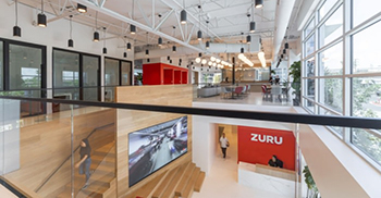 办公室装修设计：天桥是连接主办公中心和主展厅大楼的设计举措