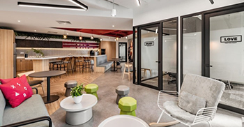 公司办公室设计装修：设计意图旨在让员工沉浸在受游戏启发的宇宙飞船环境中