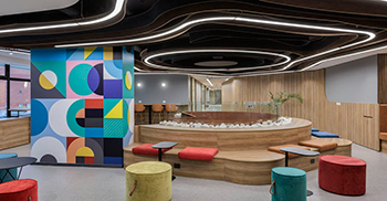 办公室设计：对比鲜明、鲜艳的调色板为空间注入了生机和活力