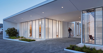 办公室装修方案：明亮的饰面、高品质的照明和空间策略掩盖了低矮的天花板