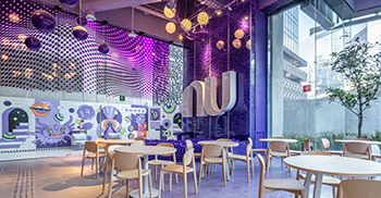 办公楼装修：视觉元素共同创造了一种超越物理环境的体验