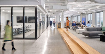 办公室装修设计：新工作场所在入口附近设有“创意剧院”