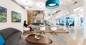 公司办公楼设计装修：楼梯具有令人惊叹的DNA灯具 优化了空间的功能和流动