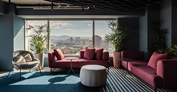 办公室设计装修风格：生态砖在铺设前会旋转，并添加软木塞以形成隔音元素