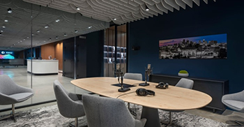 办公室装修：显示器散发出温暖的气息 并创造了视觉趣味和层次感