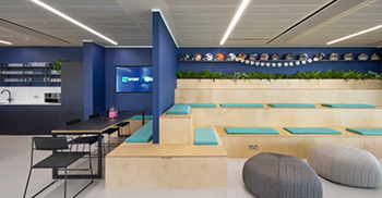 办公室设计装修：定制的桦木面胶合板舞台座位区，灵感来自体育赛事的座位安排