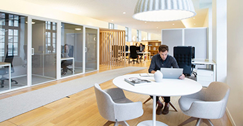 办公室装修设计：通过实施灵活、敏捷和混合的工作实践 重塑过去的遗迹