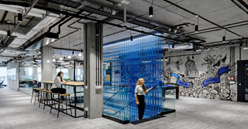 办公楼装修设计方案：设计优雅的内部楼梯不仅连接了空间 还营造了一种统一感