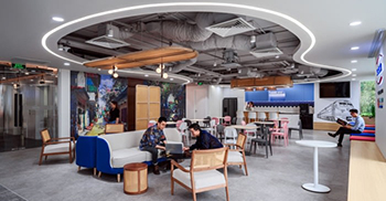 办公室装修设计：开放式天花板和青翠的空间增强了视觉美感