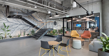 办公室装修：设计优先考虑创造开放的聚会场所和灵活的办公区域
