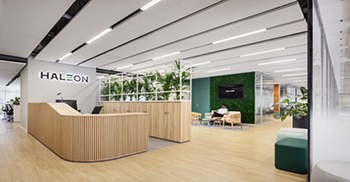 办公室室内设计：强调建筑线条的干净利落