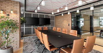 办公室装修设计：中性色调与品牌蓝色搭配 营造出简单而优雅的设计