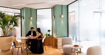 办公室装修设计风格：通过融入大量轻盈、自然的纹理以及玩转曲线来吸引员工