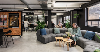 办公室装修：定制的弧形沙发座椅代替了正式的接待处形成欢迎区域