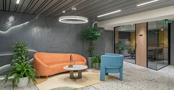 #办公室装修公司哪家好#鹅卵石地板和无鞋文化有助于营造空间的禅意花园感