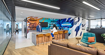 办公室装修：独特的玻璃门布局营造了一种透明感