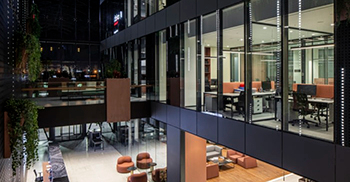 企业办公楼设装修设计：木材的温暖融入了所有材料中使用的白色和鲑鱼色调