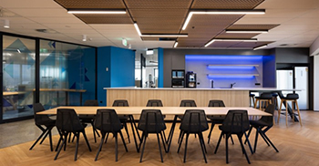 高端办公室设计：引入棱角分明的墙壁和地板图案以呼应品牌