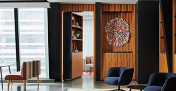 办公室空间设计：浮动天花板平面为开放式办公区域提供了良好的声学效果