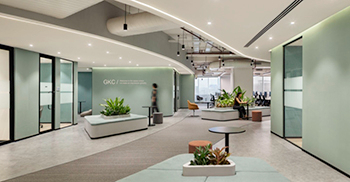 办公室装修：柔和的绿色调色板与赤土色的点缀营造出宁静而专注的氛围