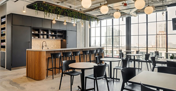 办公室装修设计：采用大胆多彩的调色板，融合了工业元素