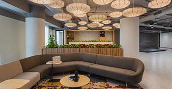 办公室室内设计：悬挂的动态装置以其令人着迷的编舞引导着充满活力的员工参与区