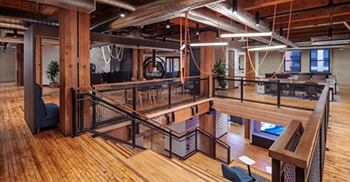 办公室装修设计：异想天开的灯具 让人联想到旋转的意大利面面条