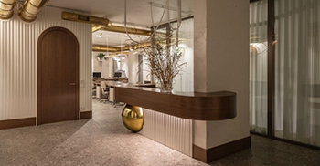 办公室装修：柔软材料的水平强度，通过台面的拱形形状进一步软化