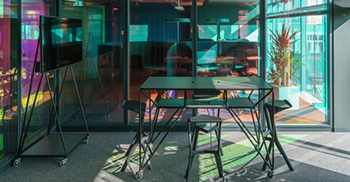 办公室装修：“石英水晶”的设计理念在颜色和形状上贯穿整个办公室