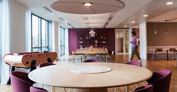 公司办公室装修设计：对细节和功能的精心关注，营造出一个连贯、精致的环境