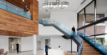 办公楼设计装修：用永恒的材料创造一个充满光线的空间