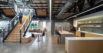 新办公室设计方案：木质色调与现有楼梯相得益彰，营造出温馨宜人的氛围