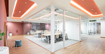 公司办公室装修：通过实施不同的暖色和纹理，创造了一个混合用途的空间