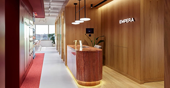 办公室室内设计：“精心策划的折衷主义”风格协调了传统和现代元素