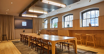 办公室装修设计：在浅橡木和木材的背景下使用朴实而平静的调色板