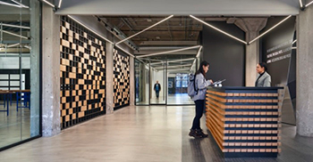 办公楼装修设计：颂扬了历史建筑的原始元素 垂直延伸了富尔顿街的轴线