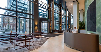 办公楼室内装修：壮观的高墙设计进一步增强了温馨的氛围