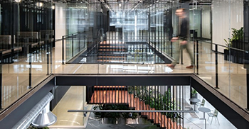 办公室室内装修：胡桃木镶板天花板和威尼斯石膏墙增添了一丝温暖的质感