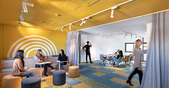 办公室室内装修：调色板与饰面、天花板和地毯相得益彰 为空间增添了活力和个性