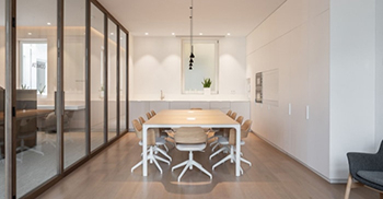 办公室装修：木材和中性色占主导地位 营造出令人愉悦的氛围