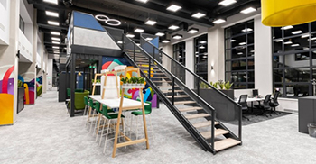 办公楼装修设计：柔和的蓝色和绿色为空间增添了深度和趣味性