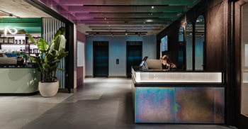 专业办公室装修设计：回收塑料被用于制作台面和细木工制品