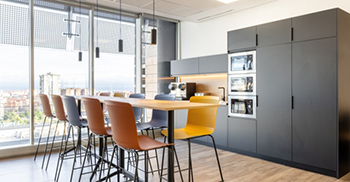 办公室空间设计：工作区域受益于自然光 整合了植物和垂直花园