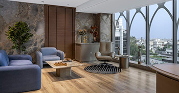 办公室设计装修：墙壁采用浅色中性色调的天然水力饰面大理石 为空间增添了一丝奢华和优雅