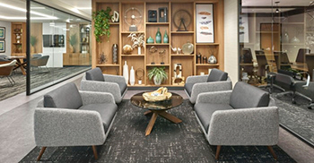 办公室设计装修：玻璃墙在视觉上打开了空间 让自然光涌入空间的核心