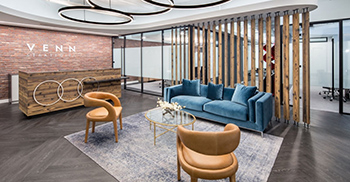 公司办公室装修方案：品牌被融入设计 标志性三环与定制前台相呼应